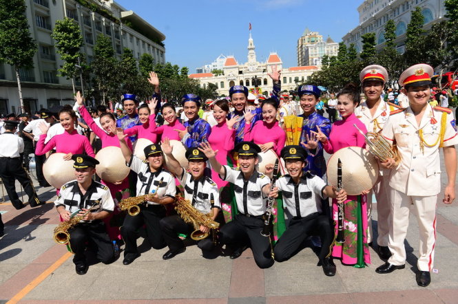 Đoàn nghệ sĩ Công an Việt Nam và đoàn nhạc cảnh sát Tokyo chụp ảnh cùng nhau sau khi kết thúc biểu diễn - Ảnh: Quang Định