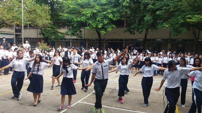 Các bạn học sinh Trường THPT Võ Thị Sáu thi nhảy tập thể trong giờ ra chơi - Ảnh: Tâm An
