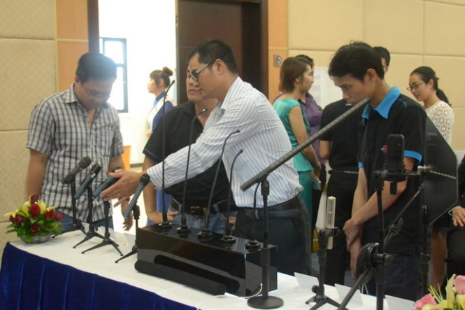 Khách tham quan các mẫu micro của Audio-Technica trưng bày tại sự kiện công bố nhà phân phối tại VN - Ảnh: Tiến Công