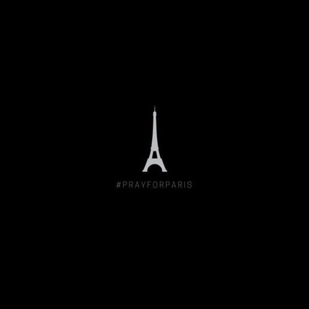 Những biểu tượng được giới cầu thủ chia sẻ để ủng hộ người dân Paris - Ảnh: Twitter