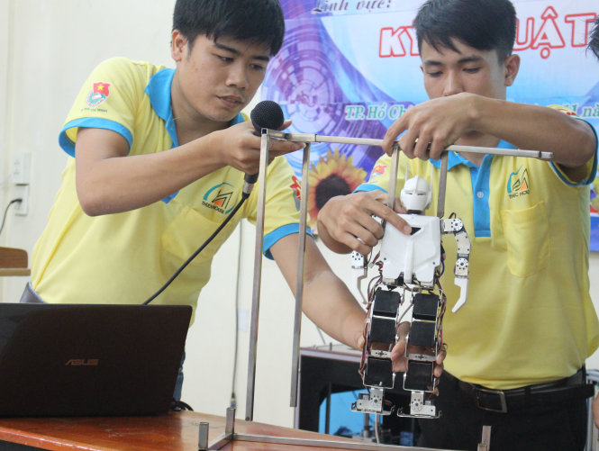 Mô hình thiết kế và chế tạo robot hình dạng người của thí sinh Trần Văn Thản (trái) và Trần Văn Cường lĩnh vực kỹ thuật - Ảnh: Y.Trần