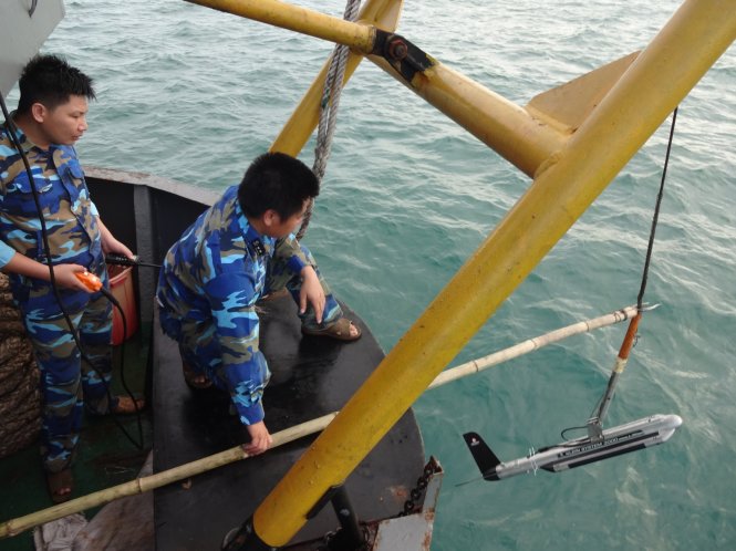 “Cá mập điện tử” được thả xuống để quét đáy  đại dương - Ảnh: Chu Văn Túc
