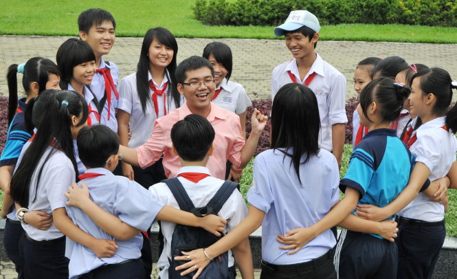 Lê Minh Kim Long trong vòng tay học trò tại một buổi sinh hoạt Đội - Ảnh: Q.NG.