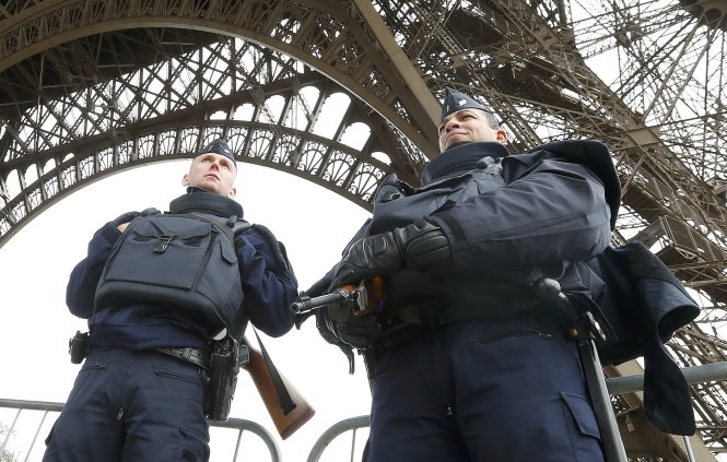 Cảnh sát tăng cường canh gác tại tháp Eiffel sáng 14-11 - Ảnh: Reuters