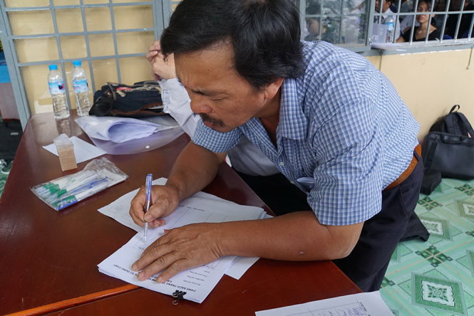 Người chăn nuôi heo ở huyện Thống Nhất, tỉnh Đồng Nai ký cam kết không sử dụng chất cấm - Ảnh: H.Mi