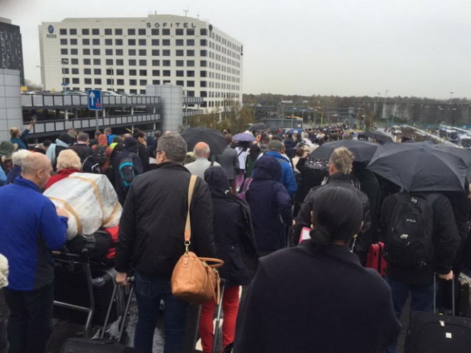 Hàng trăm du khách được sơ tán khỏi sân bay Gatwick vào sáng ngày 14-11 - Ảnh: Independent