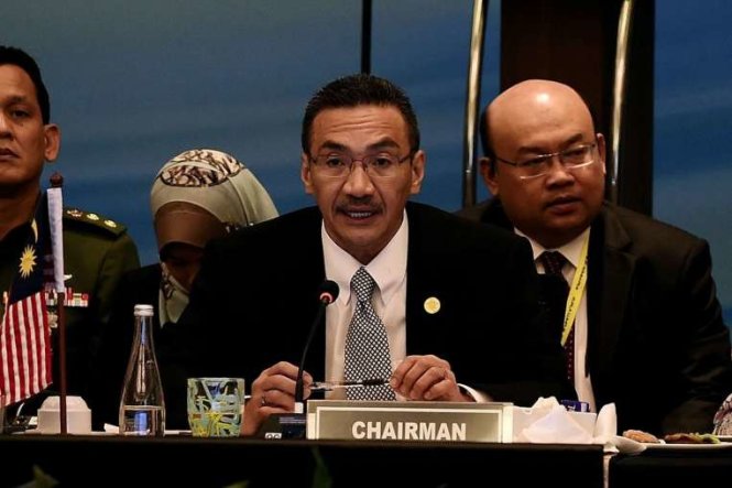Bộ trưởng quốc phòng Malaysia Hishammuddin Tun Hussein (giữa) - Ảnh: AFP