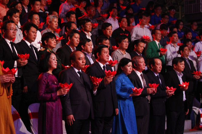 Phó Thủ tướng - Chủ tịch UB ATGT Quốc gia Nguyễn Xuân Phúc và các vị lãnh đạo mặc niệm tưởng nhớ các nạn nhân - Ảnh: NAM TRẦN