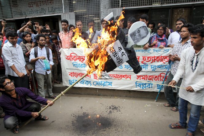 Người dân biểu tình ở thủ đô Dhaka của Bangladesh khiến trận Bangladesh - Úc phải thắt chặt an ninh - Ảnh: Reuters