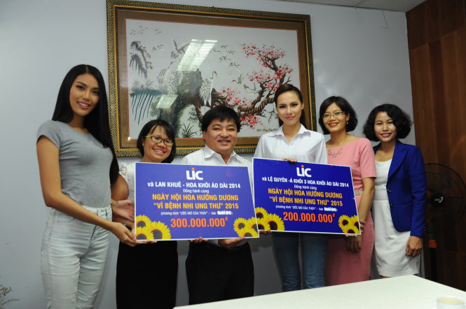 Hoa khôi Lan Khuê và á khôi Lệ Quyên cùng đại diện nhãn hàng LIC - Công ty CP dược phẩm ECO đến trao tài trợ tại báo Tuổi Trẻ - Ảnh: T.Trung