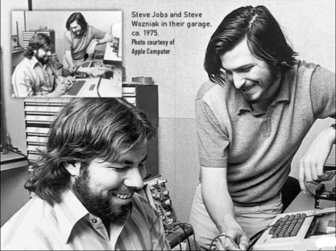 Steve Jobs (phải) và Steve Wozniak trong quá trình phát triển máy tính Apple trong gara năm 1975 - Ảnh: Business Insider