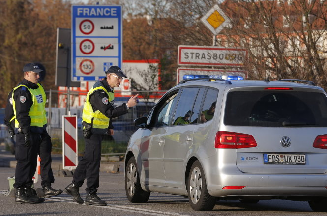 Cảnh sát Pháp kiểm tra dòng xe ở biên giới Pháp - Đức tại Strasbourg ngày 16-11. Các biện pháp an ninh đã được tăng cường nghiêm ngặt hơn trước - Ảnh: Reuters