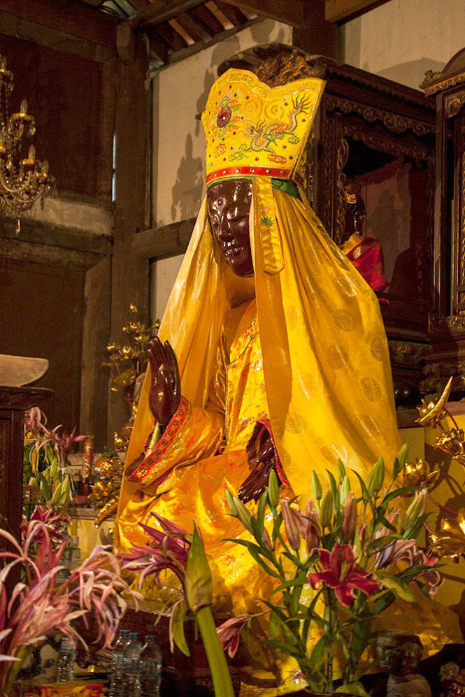 Tượng phật mẫu Man Nương trong chùa Tổ với dáng khoan thái, tay bắt vô úy ấn - Ảnh: Minh Đức