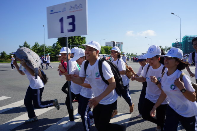 Các bạn trẻ tham gia chạy bộ để vận động xây dựng nhà vệ sinh sạch  - Ảnh: Nguyễn Công Thành