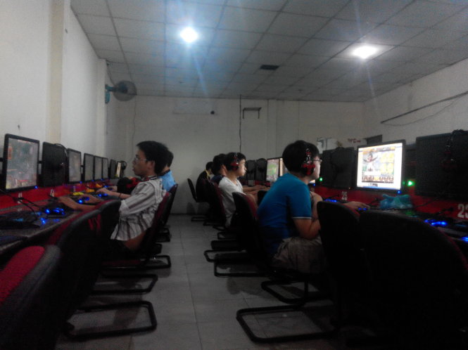 Hơn nửa đêm nhưng nhiều học sinh, sinh viên vẫn không chịu rời khỏi tiệm game ở Thủ Đức, TP.HCM - Ảnh: Thu Tánh