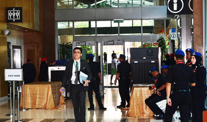 Kiểm tra an ninh gắt gao bên trong trung tâm hội nghị Kuala Lumpur - Ảnh: Q.Trung
