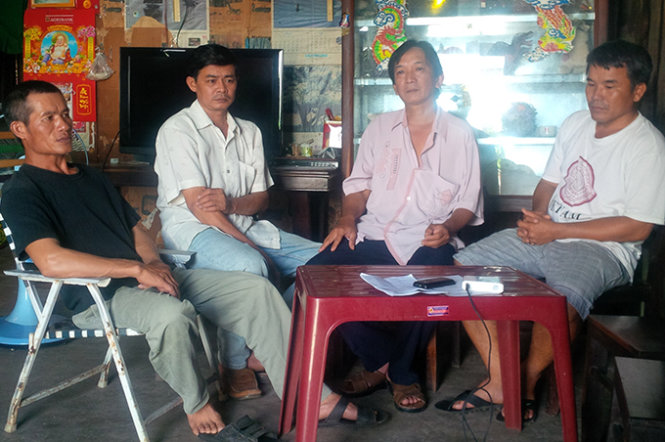 Ông Long (ba của Luân), ông Tánh (ba của Duy), ông Tâm (ba của Long), ông Điều (ba của Lâm) chưa vơi nỗi nhớ con khi trao đổi với PV - Ảnh: Ái Nhân