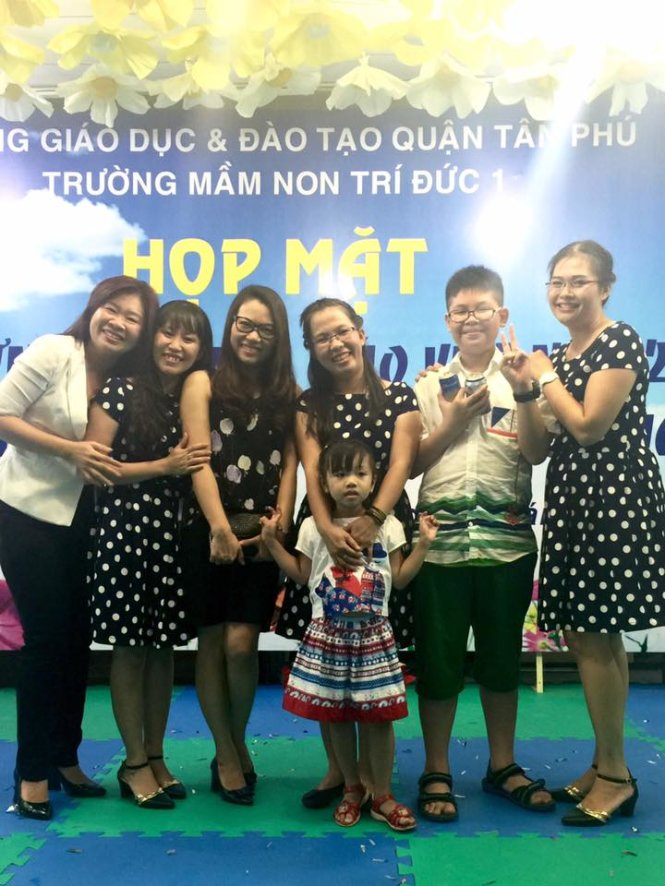 Phan Anh Kiệt (thứ hai từ phải qua) về thăm lại trường Mầm non Trí Đức 1 hôm 15-11 vừa qua - Ảnh: T.Q