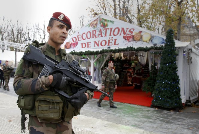 Binh lính Pháp tuần tra ở Paris ngày 19-11 - Ảnh: Reuters