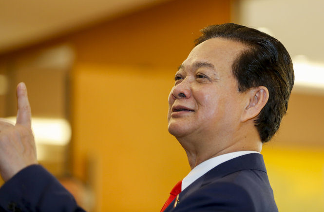 Thủ tướng Nguyễn Tấn Dũng trao đổi tại Quốc hội - Ảnh: Việt Dũng