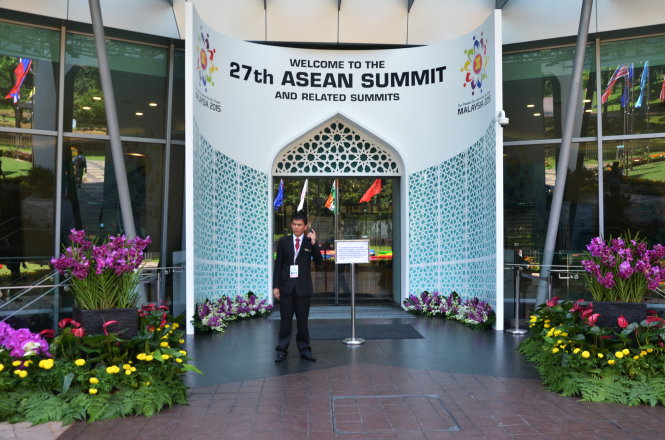 Nhân viên an ninh đứng trước cổng chào Hội nghị cấp cao ASEAN lần 27 diễn ra tại Trung tâm hội nghị Kuala Lumpur - Ảnh: Quỳnh Trung