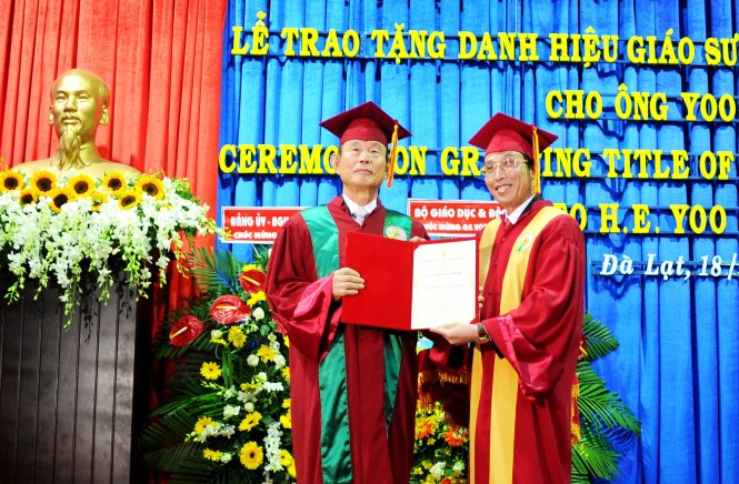 PGS.TS Nguyễn Đức Hòa, hiệu trưởng Trường ĐH Đà Lạt (phải), trao giấy chứng nhận danh hiệu giáo sư danh dự Trường ĐH Đà Lạt cho ông Yoo Tae Hyun - Ảnh: Lâm Thiên