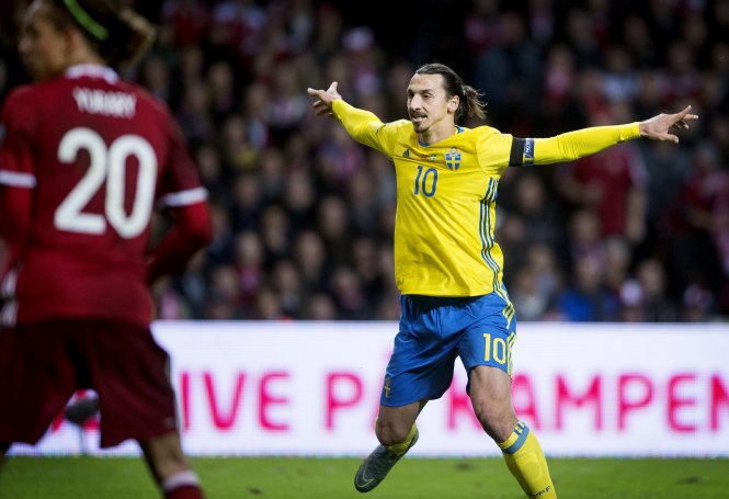 Ibrahimovic ăn mừng sau bàn thắng vào lưới Đan Mạch - Ảnh: Reuters