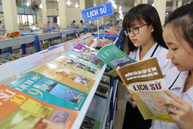 Học sinh Trường THPT Trần Khai Nguyên, Q.5, TP.HCM chọn mua sách sử -  Ảnh: Như Hùng