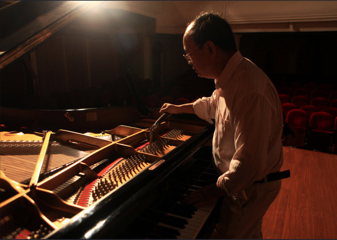 Sinh ra trong một gia đình có các cụ thân sinh đều công tác tại Nhạc viện, ông Đặng Nguyên Hào có 10 năm theo học chuyên ngành biểu diễn piano tại trường Âm nhạc Việt Nam (1965-1975). Sau đó, ông được cử đi học một khóa 2 năm về lên dây đàn piano tại Nhà máy Tháng Mười Đỏ ở Moskva. Ngay khi về nước, ông trở thành người lên dây dàn và làm nghề được hơn 30 năm nay. ít ai biết, góp phần không nhỏ để tiếng đàn của nghệ sỹ danh tiếng Đặng Thái Sơn được bay bổng, ngân vang chính là nhờ Đặng Nguyên Hào. Ông là người được NSND Đặng Thái Sơn tin tưởng gửi gắm cây đàn của mình trước mỗi buổi biểu diễn. Ông đã được vinh danh trong cuốn sách “Người Hà Nội”  cùng 35 nhân vật tiêu biểu khác - Ảnh: Lê Bích