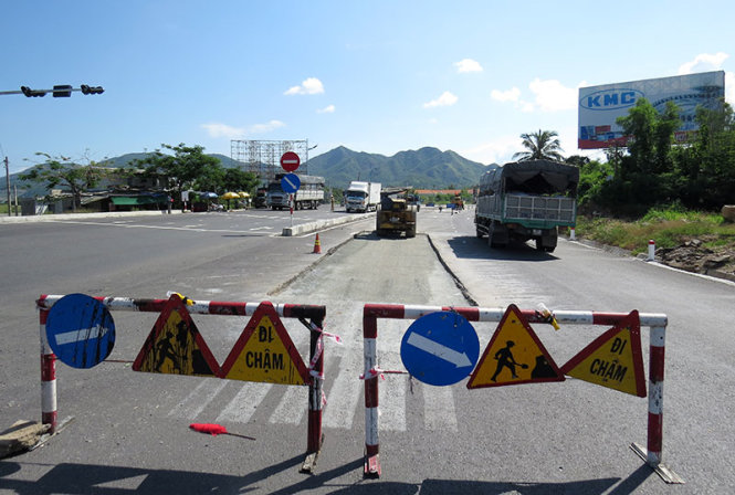Sửa chữa quốc lộ 1 ở ngã ba Vĩnh Lương (TP Nha Trang) - Ảnh: D.Thanh