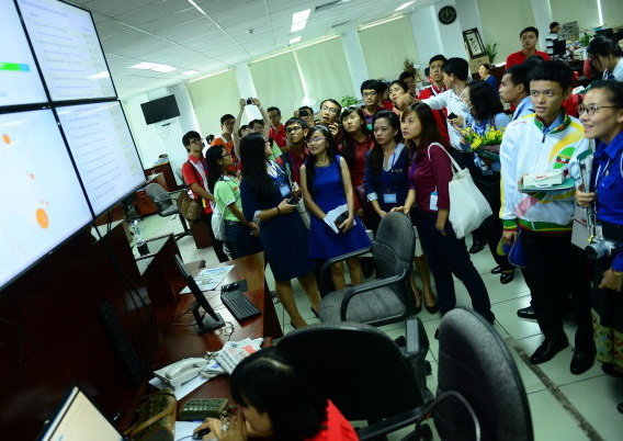 Các đại biểu Tàu thanh niên Ðông Nam Á và Nhật Bản tham quan mô hình tòa soạn hội tụ của báo Tuổi Trẻ sáng 19-11 - Ảnh: Quang Ðịnh