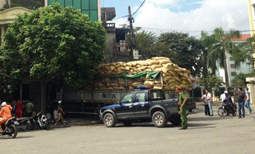 Chiếc xe tải chất đầy cám công nghiệp bị mất lái tông thẳng nhà dân - Ảnh: Người dân cung cấp