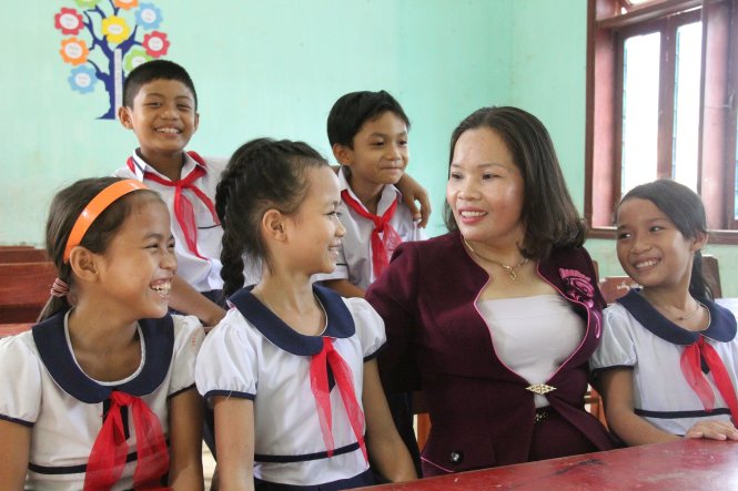 Cô Loan cùng học sinh trong ngày tôn vinh nghề giáo - Ảnh: T.Mai