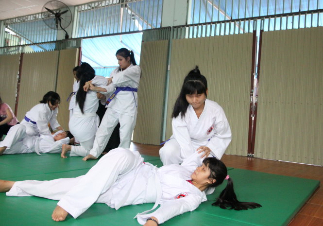 Lớp aikido dành cho người khiếm thị của cô Loan - Ảnh: H.Đ.