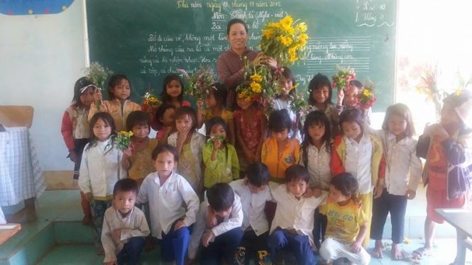 Hoa dại tặng thầy cô: Hình ảnh về hoa dại tặng thầy cô đầy ý nghĩa và cảm xúc. Hãy xem hình ảnh để thấy được sự tình cảm và tri ân đặc biệt mà chúng ta có thể tặng cho những người giáo viên tuyệt vời của chúng ta trong dịp kỷ niệm Ngày nhà giáo Việt Nam.