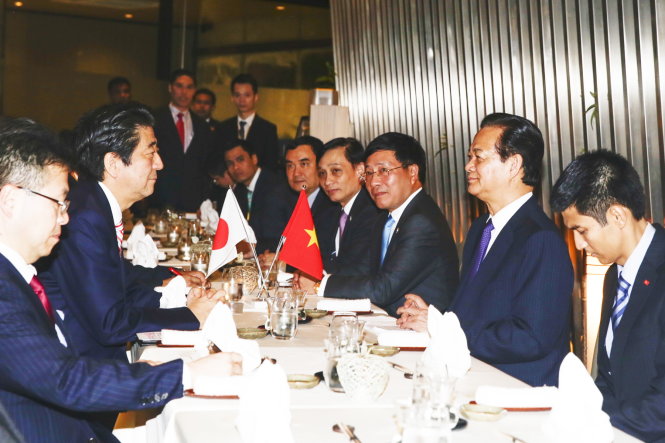 Thủ tướng Nguyễn Tấn Dũng gặp gỡ và ăn tối thân mật với Thủ tướng Nhật Bản Shinzo Abe tại Malaysia tối 20-11 - Ảnh: Q.Trung