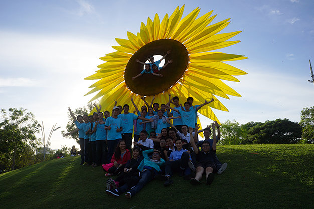 Các bạn trẻ hào hứng bên đóa hoa - Ảnh: Nguyễn Công Thành