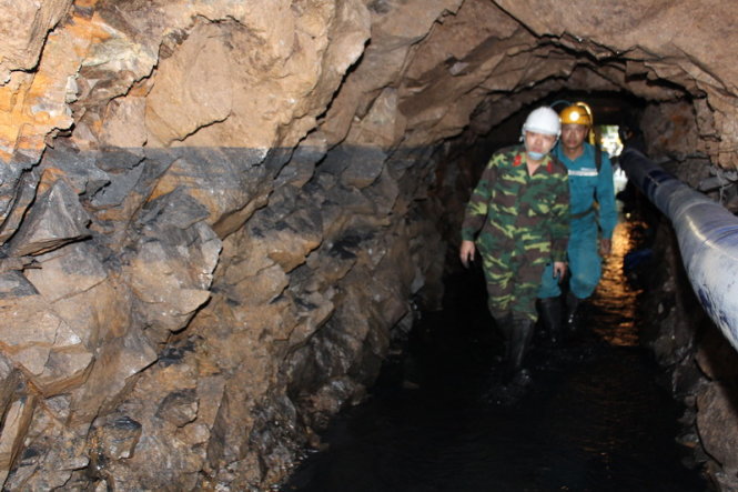 Lực lượng công binh và nhân viên Trung tâm cấp cứu mỏ - Tập đoàn công nghiệp than và khoáng sản Việt Nam thường xuyên thực hiện công tác trinh sát nắm bắt tình hình thực tế địa chất trong đường lò để kịp thời phát hiện những dấu hiệu bất thường gây ảnh hưởng đến công tác cứu hộ - cứu nạn