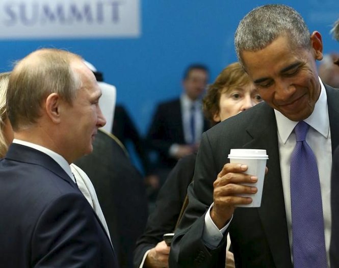 Tổng thống Mỹ Obama trò chuyện cùng Tổng thống Putin trước cuộc họp G20 tại Antalya ngày 16-11 (Reuters)