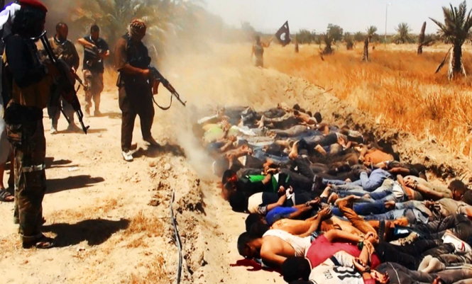 Các tay súng IS hành quyết tập thể tù nhân ở Iraq - Ảnh: Middle East Eye
