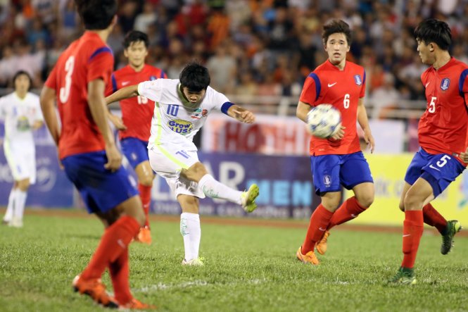Lối chơi quá ham rê dắt khiến Công Phượng (áo trắng) nhiều lần bị “kẹt” trong vòng vây các cầu thủ U-19 Hàn Quốc - Ảnh: N.K.