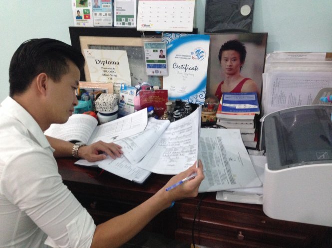 HLV Trương Minh Sang tận dụng thời gian sau giờ huấn luyện để học ngoại ngữ, tìm tài liệu nâng cao để phục vụ công tác huấn luyện - Ảnh: CTV
