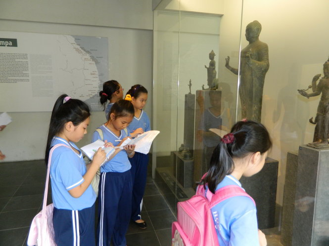 Nên mở rộng việc học sử ra ngoài lớp học để học sinh có nhiều kênh tiếp cận lịch sử. Trong ảnh: học sinh Trường tiểu học Lương Định Của (Q.3, TP.HCM) tham quan Bảo tàng Lịch sử VN - Ảnh: Như Hùng