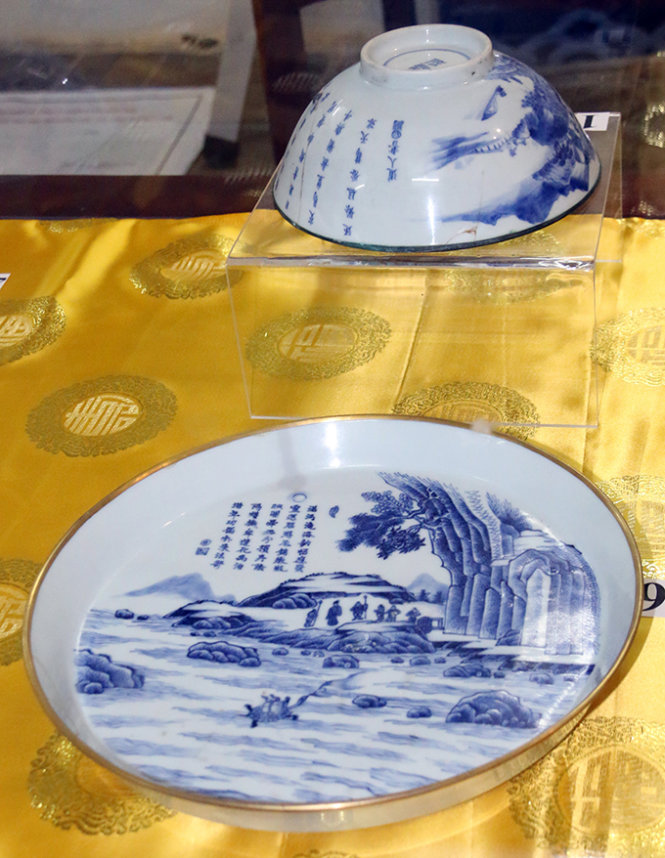 Chiếc đĩa Ngự y chính ký và tô Thuận Hóa vãn thị tại triển lãm - Ảnh: Th. Lộc
