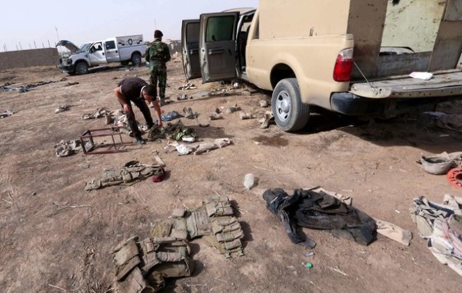 Trang bị của quân đội Iraq rơi vương vãi sau khi IS chiếm thành phố Mosul năm ngoái (AFP)