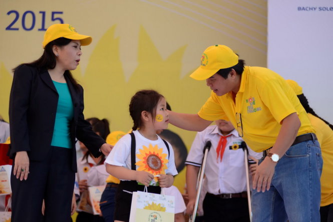 Bộ trưởng bộ Y tế- Nguyễn Thị Kim Tiến cùng Tổng biên tập báo Tuổi Trẻ- Tăng Hữu Phong trao học bổng cho các em - Ảnh: Duyên phan