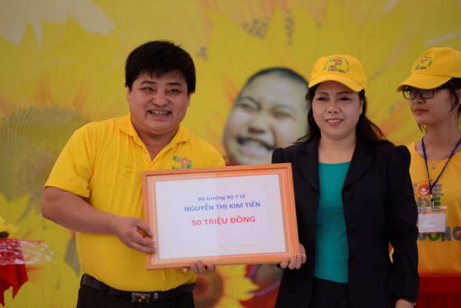 Bộ trưởng bộ Y tế- Nguyễn Thị Kim Tiến ủng hộ số tiền 50 triệu đồng cho chương trình - Ảnh: Duyên Phan