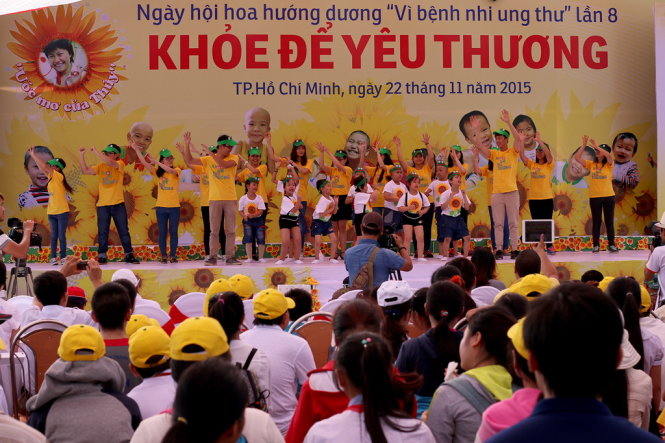 Các bệnh nhi tại bệnh viện Ung bướu TP.HCM và các tình nguyện biểu diễn trên sân khấu Ngày hội hoa hướng dương - Ảnh: Diệu Nguyễn