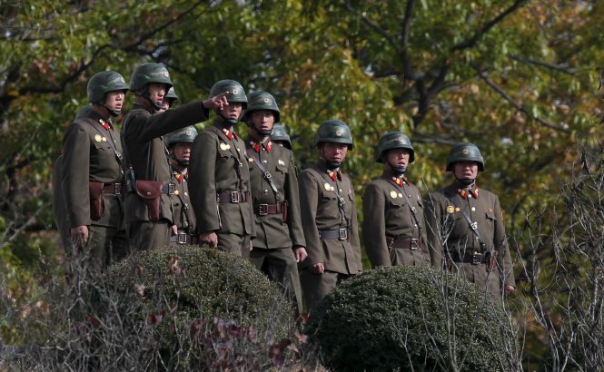 Quân đội Triều Tiên trấn giữ biên giới - Ảnh: Reuters
