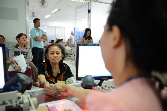 Người dân đóng viện phí tại Bệnh viện quận Bình Thạnh, TP.HCM - Ảnh: Hữu Khoa